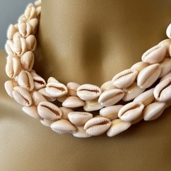 Vintage Hawaiian Round Cowrie Lei - Picture 3 of 8